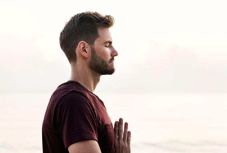 Yoga praktizierender Mann